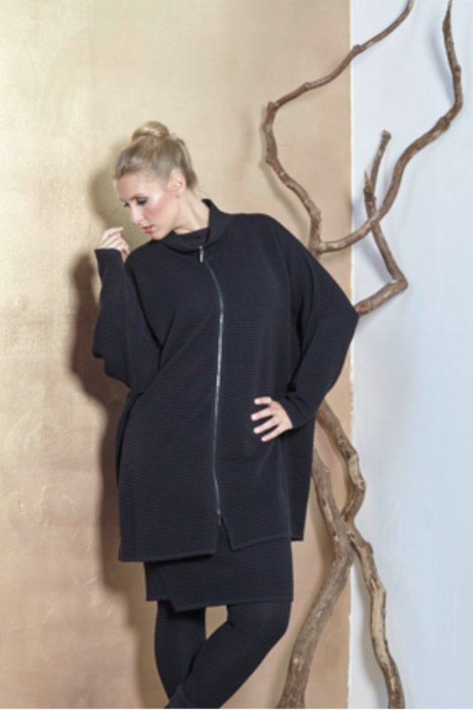Strickjacke in Rippenstrick mit Reissverschluss in der Farbe schwarz in Wolle von der Marke EO Design