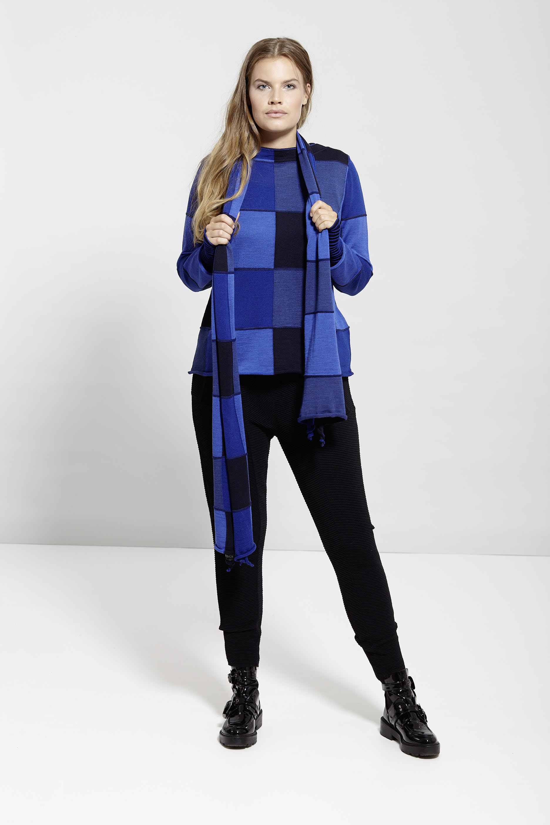 Pullover mit blau schwarzen Würfeln von der Modemarke EO Design